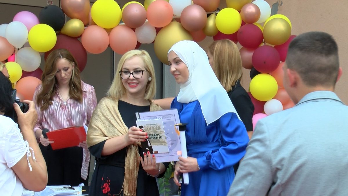 MATURANTI OŠ „PORODICE ef. RAMIĆ“ PROSLAVILI MATURSKO VEČE