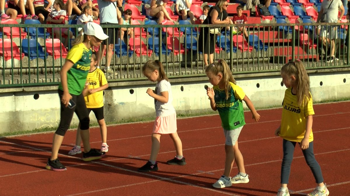 NA ATLETSKOJ STAZI STADIONA “HAKIJA MRŠO” ODRŽANA ATLETSKA TRKA ZA MLADE “VOGOŠĆANSKI DANI 2025”