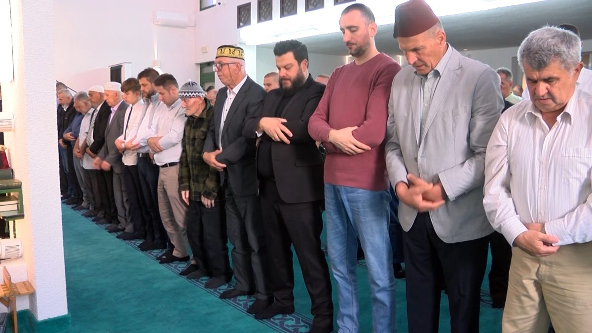 U PREPUNOJ ADIL-BEGOVOJ DŽAMIJI NA KOBILJOJ GLAVI  KLANJAN BAJRAM NAMAZ