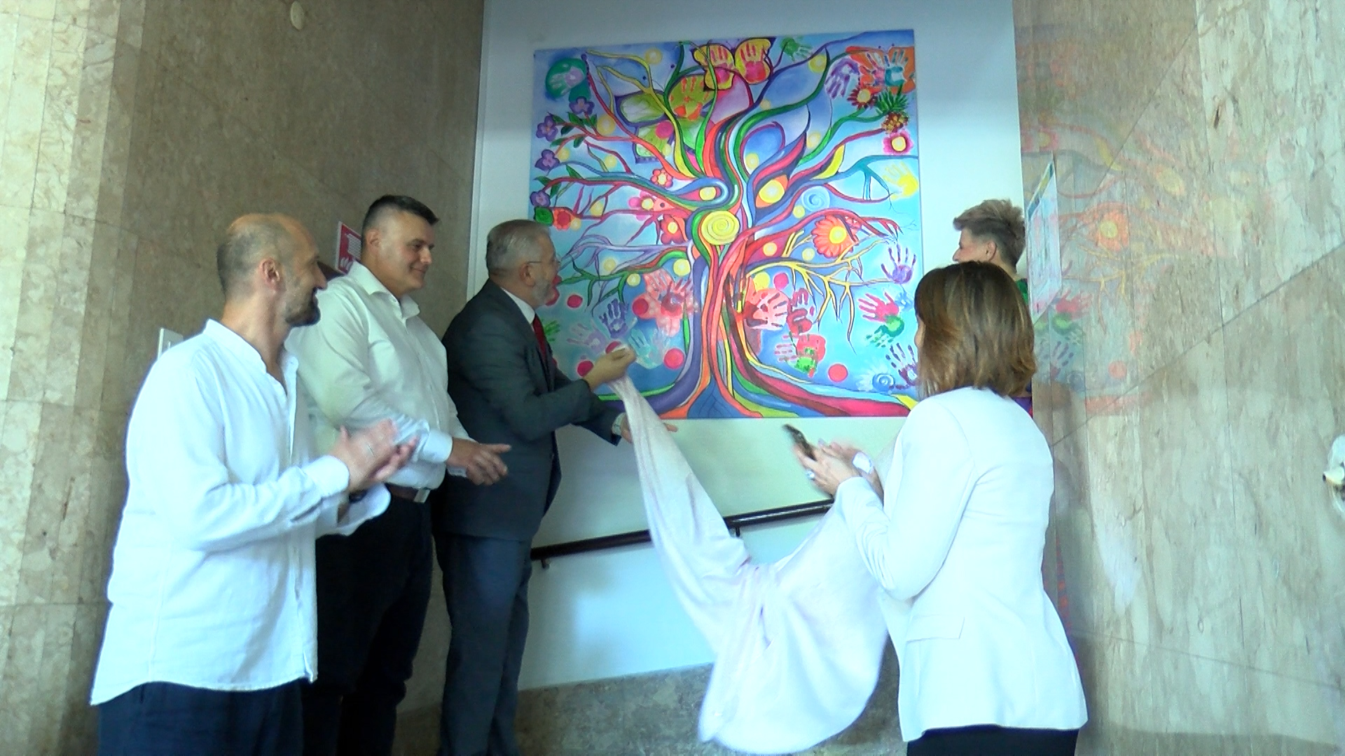 SVEČANO OTKRIVENA SLIKA „NAŠI OTISCI“