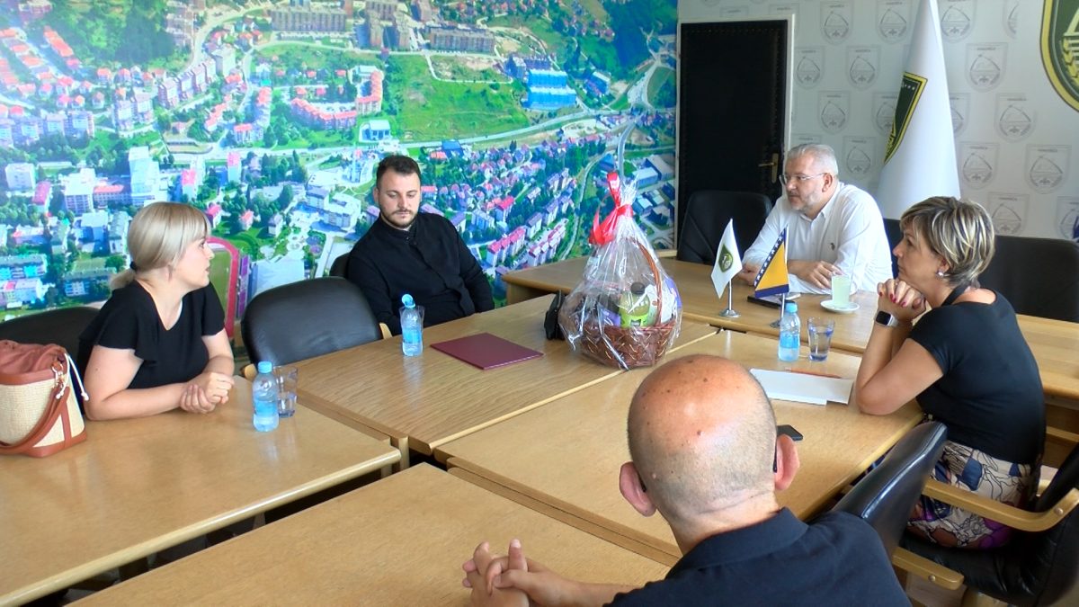 NAČELNIKA OPĆINE VOGOŠĆA MIGDADA HASANOVIĆA POSJETIO DEJAN MLAĐENOVIĆ PRAVOSLAVNI SVEŠTENIK CRKVENE OPŠTINE ILIJAŠ