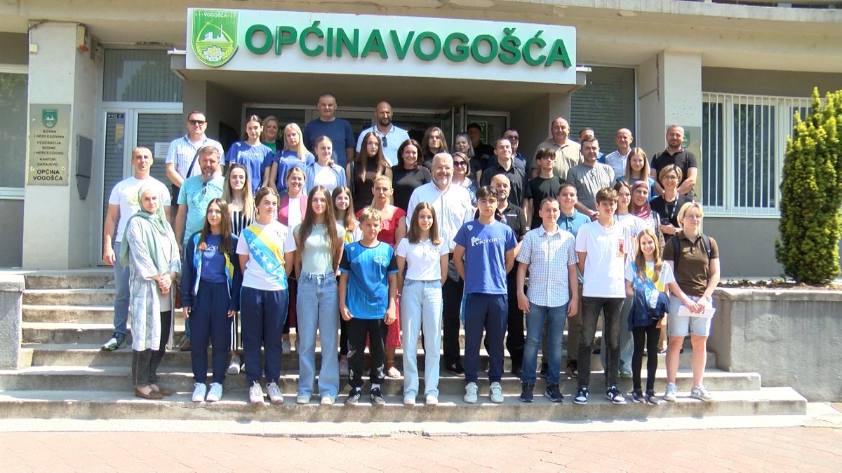 POTPISANI UGOVORI SA DOBITNICIMA SPORTSKIH STIPENDIJA OPĆINE VOGOŠĆA