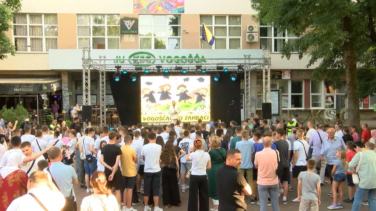 U OKVIRU MANIFESTACIJE “VOGOŠĆANSKI DANI 2025” ODRŽAN DEFILE I ZABAVA ZA MATURANTE OSNOVNIH ŠKOLA POD NAZIVOM “VOGOŠĆANSKI ZAMBACI”