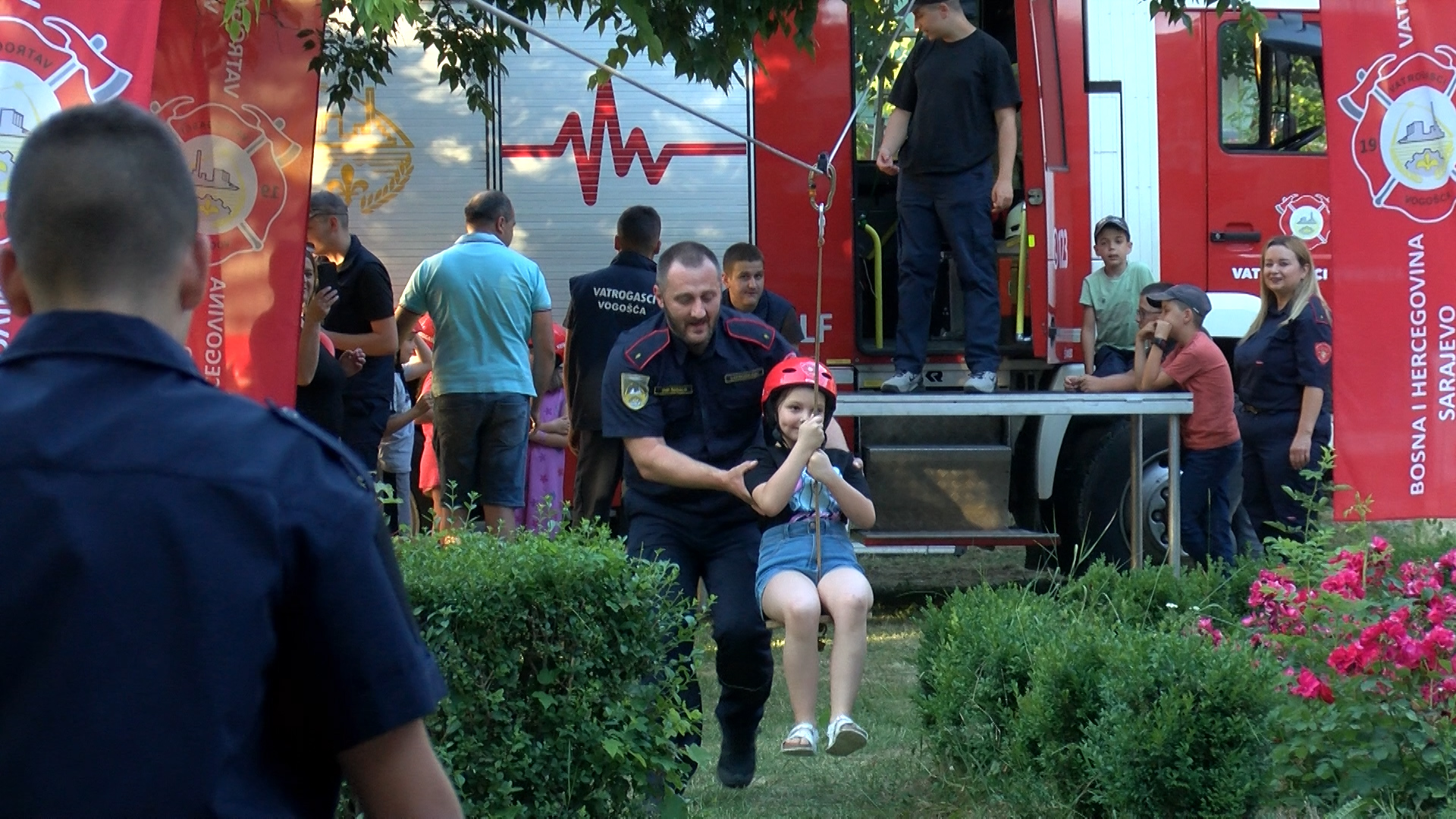 VD „VOGOŠĆA“ ZA NAJMLAĐE NA TRGU BRANILACA VOGOŠĆE POSTAVILO ZIPLAJN