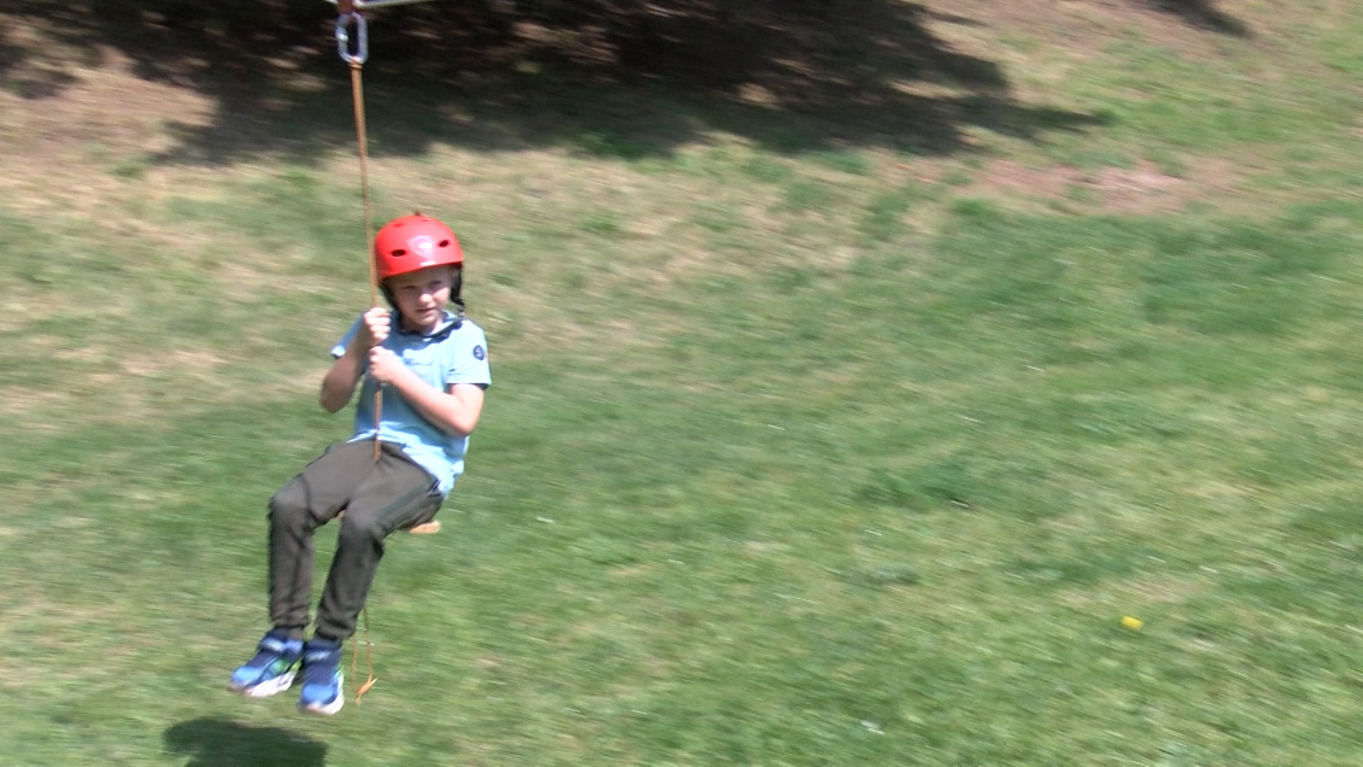 UČENICI OŠ „PORODICE ef. RAMIĆ“ UŽIVALI U ZIPLINE VOŽNJI