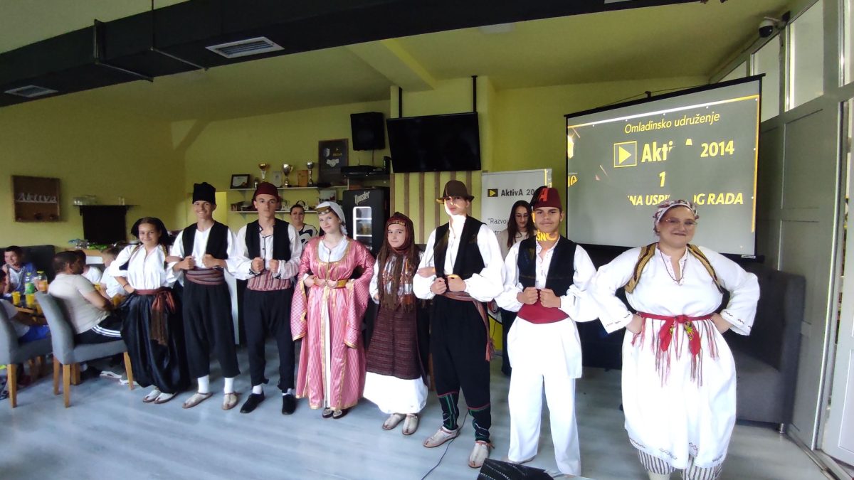 OU “AKTIVA 2014” ORGANIZOVALO IZLOŽBU NARODNIH NOŠNJI