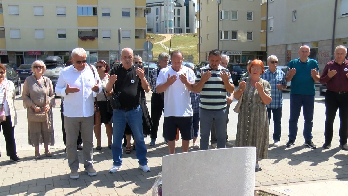 ČLANOVI UDRUŽENJA ABNOR VOGOŠĆA ODALI POČAST UBIJENIM SREBRENIČANIMA