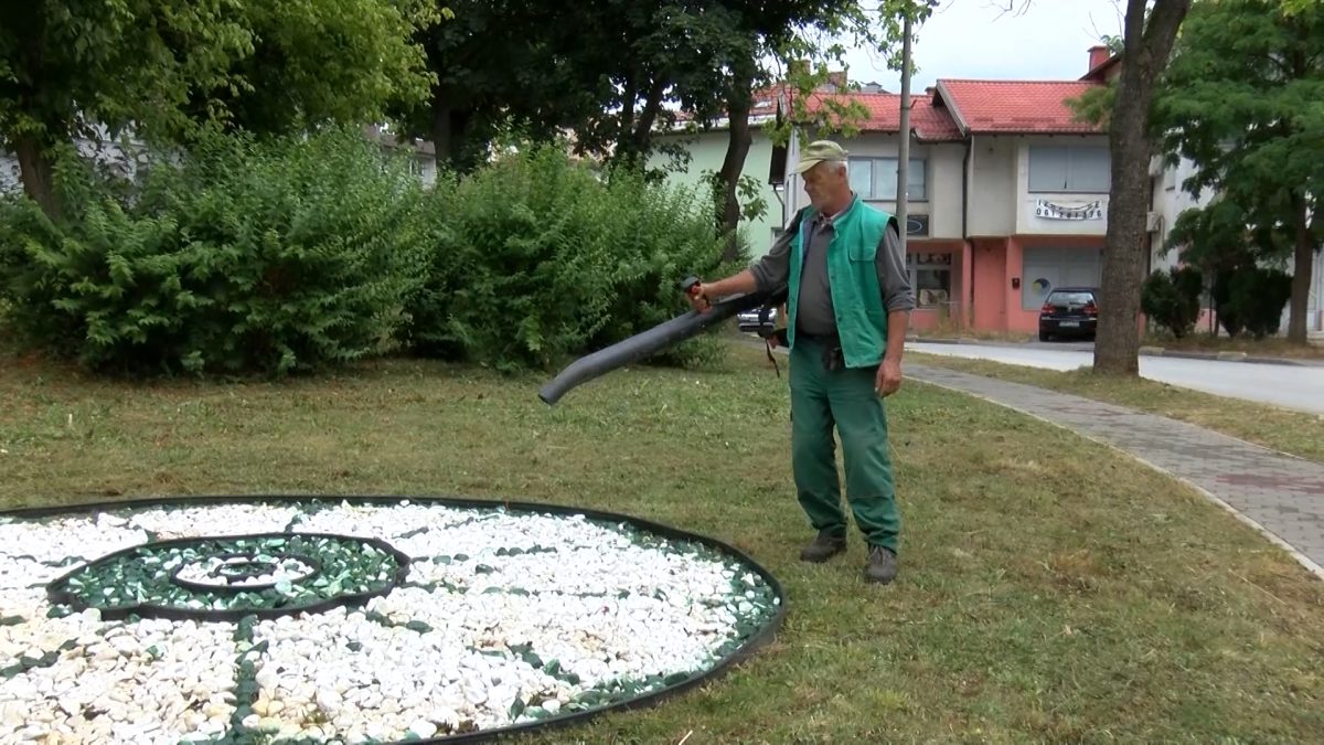 RADNICI PREDUZEĆA “PARK” UREĐIVALI  CVIJET SREBRENICE U ULICI FERIZA MERZUKA