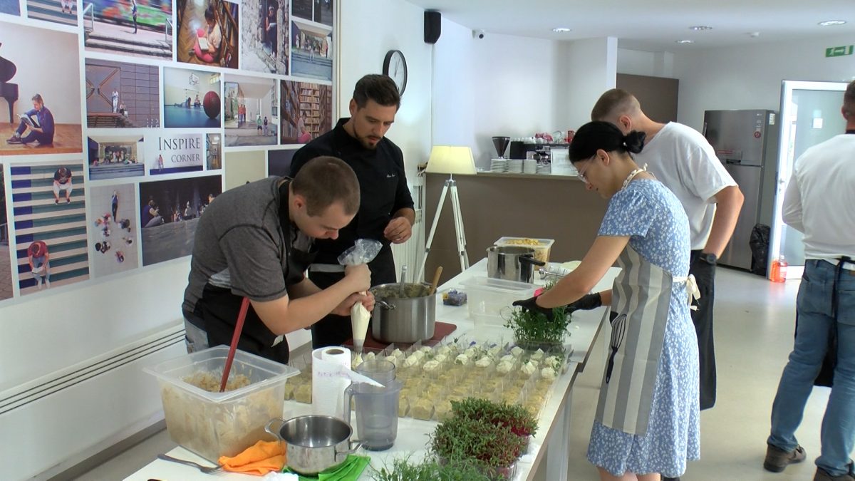 NA ZANIMLJIVOJ KUHARSKOJ RADIONICI U UDRUŽENJU “ProReha” SVOJE VJEŠTINE PREDSTAVILI MLADI KUHARI SA INVALIDITETOM