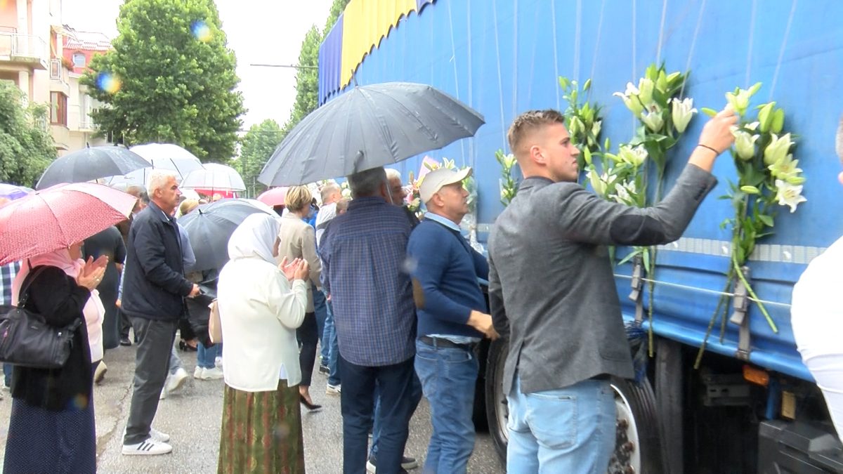 IZ VOGOŠĆE ISPRAĆENI TABUTI S POSMRTNIM OSTACIMA ŽRTAVA GENOCIDA U SREBRENICI
