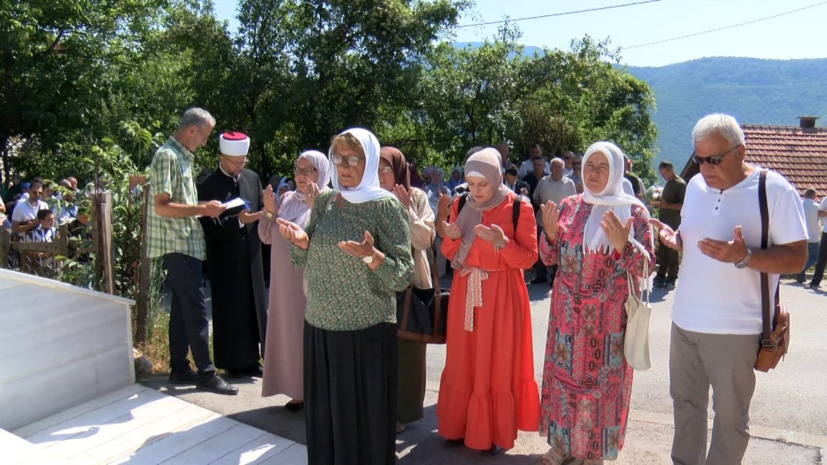 OBILJEŽENA 33. GODIŠNJICA STRADANJA BOŠNJAKA U TIHOVIĆIMA