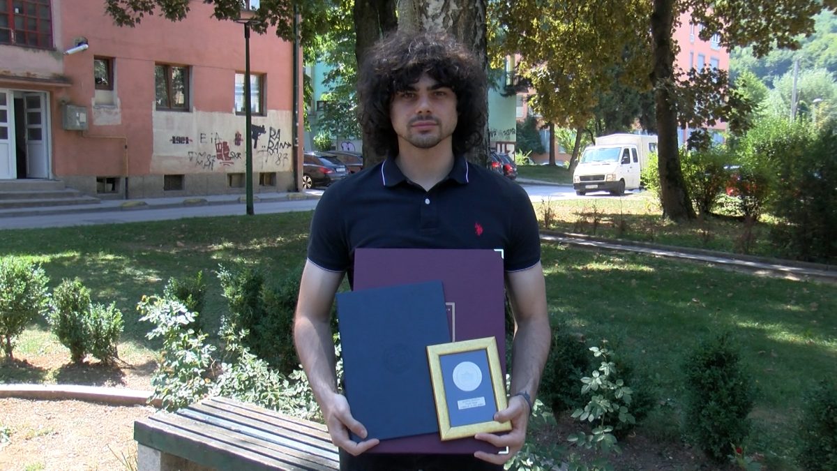 FARUK ARNAUT DOBITNIK ZAHVALNICE OPĆINE VOGOŠĆA