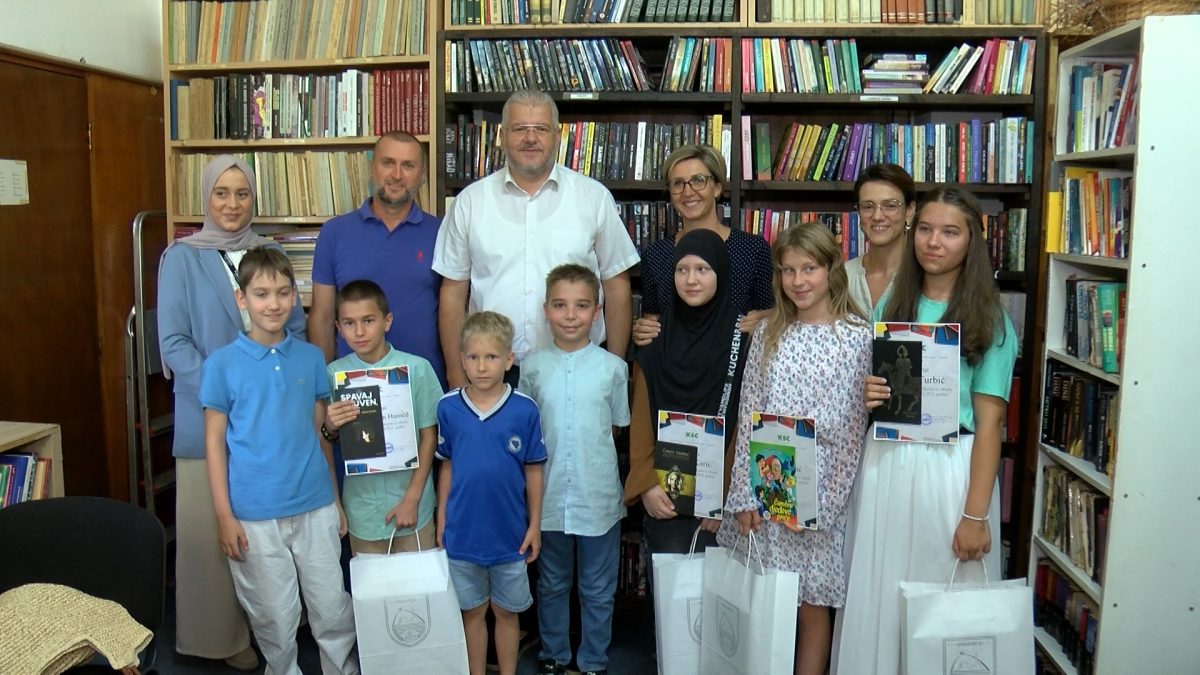 PODIJELJENE NAGRADE NAJVRIJEDNIJIM ČITAOCIMA VOGOŠĆANSKE BIBLIOTEKE