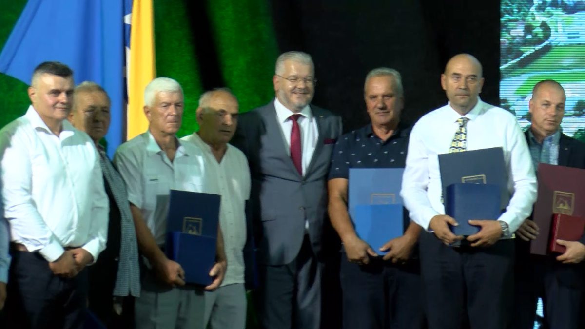 SELIM SPAHIĆ DOBITNIK PLAKETE HUMANISTA GODINE OPĆINE VOGOŠĆA