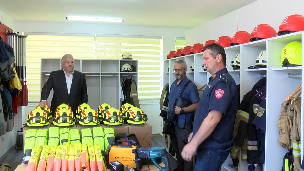 IZVRŠENA PRIMOPREDAJA VATROGASNIH CRIJEVA VATROGASNOM DRUŠTVU VOGOŠĆA