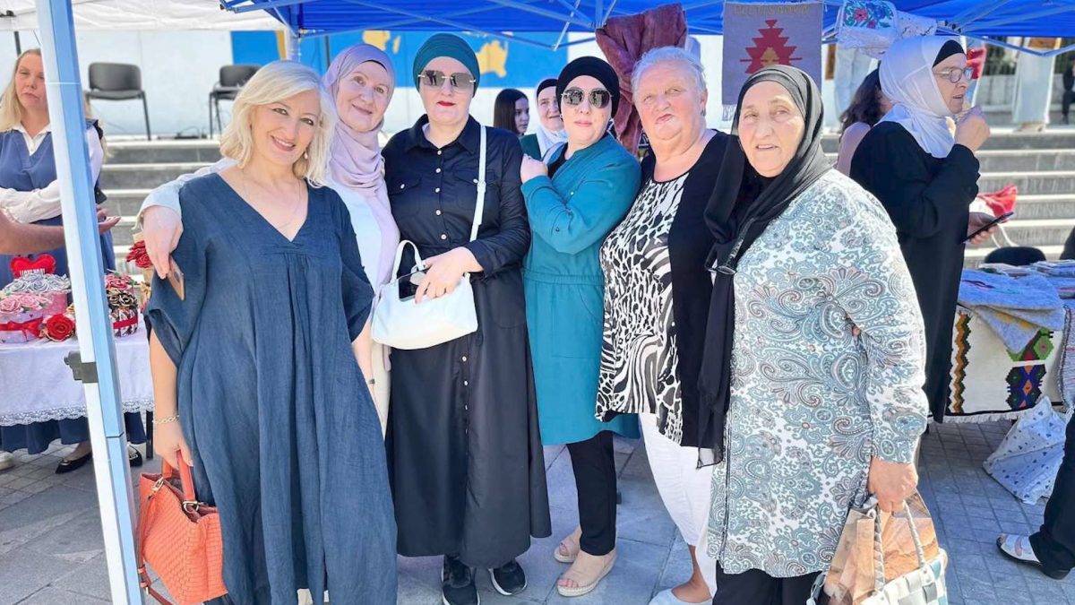 ČLANICE UDRUŽENJA ŽENA “ZUMBUL” NA SAJMU ŽENSKOG PODUZETNIŠTVA U TUTINU