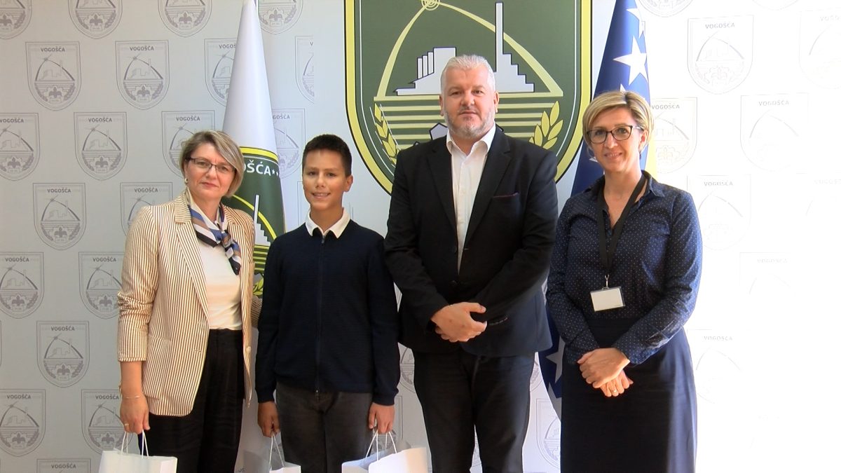 OPĆINSKI NAČELNIK UPRILIČIO PRIJEM ZA UČENIKE KOJI SU OSTVARILI ZAPAŽEN USPJEH NA TAKMIČENJU IZ ENGLESKOG JEZIKA U LONDONU