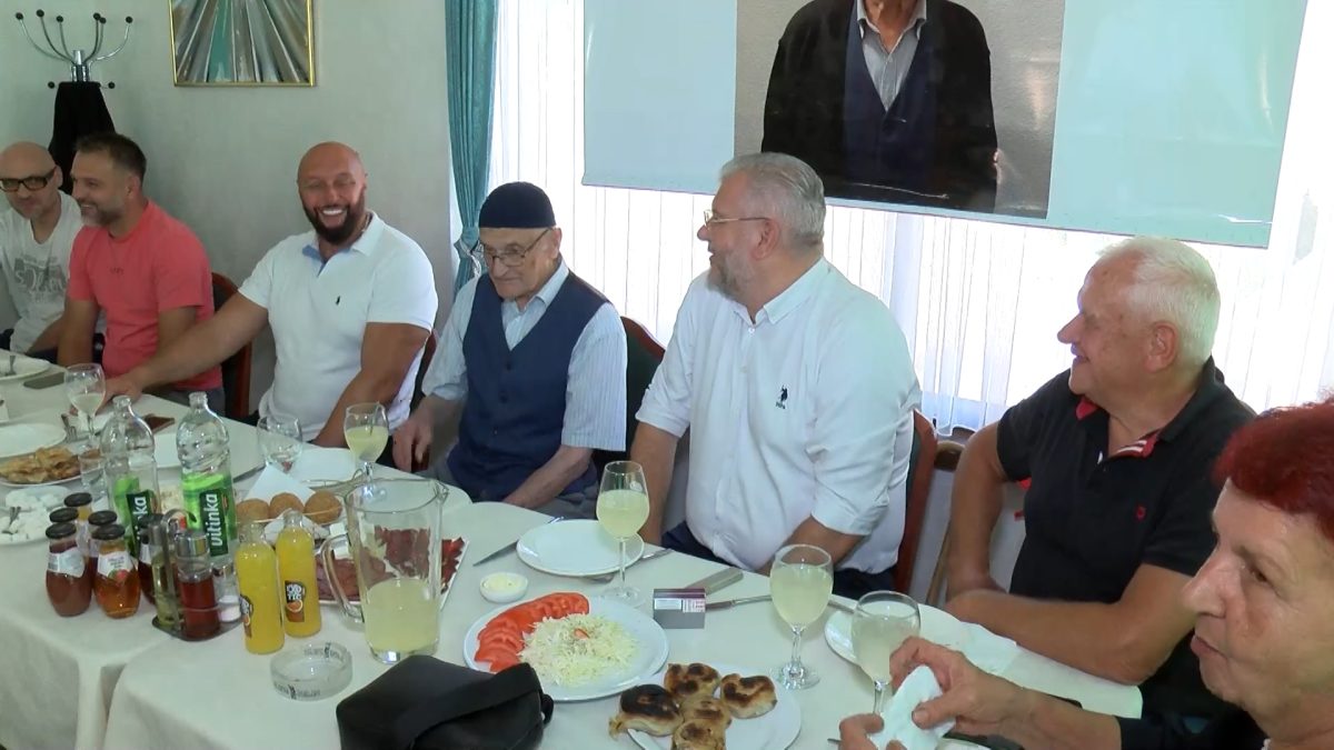 HADŽIJA HASAN ŠEJTO IZ UGORSKOG U KRUGU PORODICE I PRIJATELJA PROSLAVIO STOTI ROĐENDAN