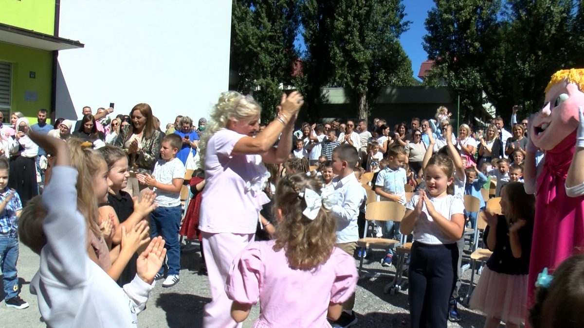 U DVORIŠTU OŠ „MIRSAD PRNJAVORAC“ ZA PRVAČIĆE ORGANIZOVANA SVEČANOST I ZABAVA