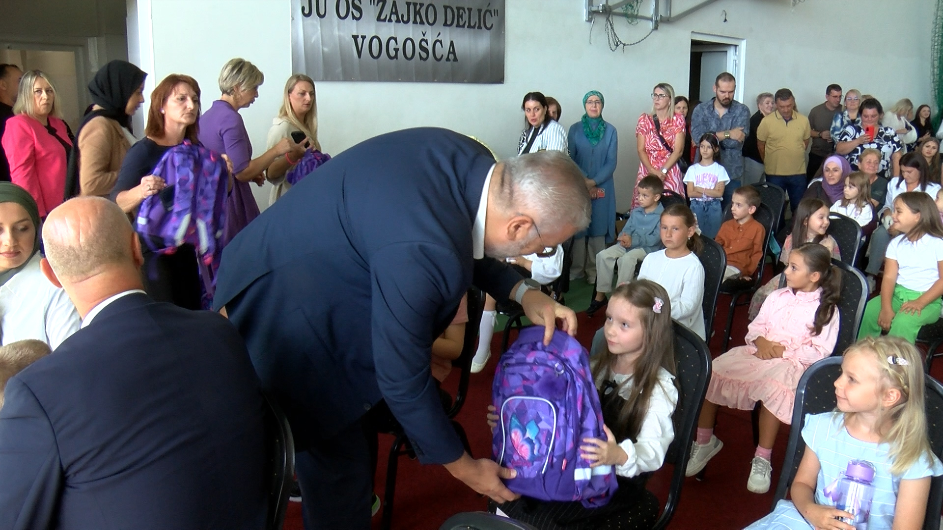 PRVAČIĆIMA U OŠ „ZAJKO DELIĆ“ PODIJELJENI RUKSACI I ŠKOLSKI PRIBOR