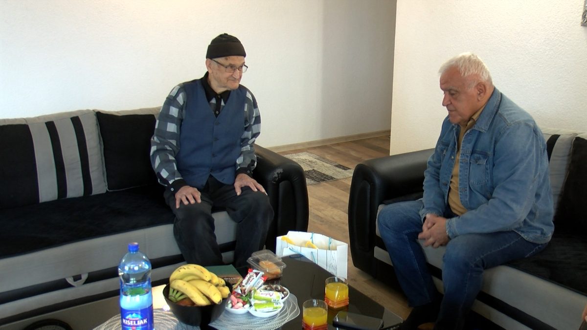 PREDSJEDNIK UDRUŽENJA „ABNOR” VOGOŠĆA REFIK SOFTIĆ POSJETIO STOGODIŠNJEG HADŽIJU HASANA ŠEJTU