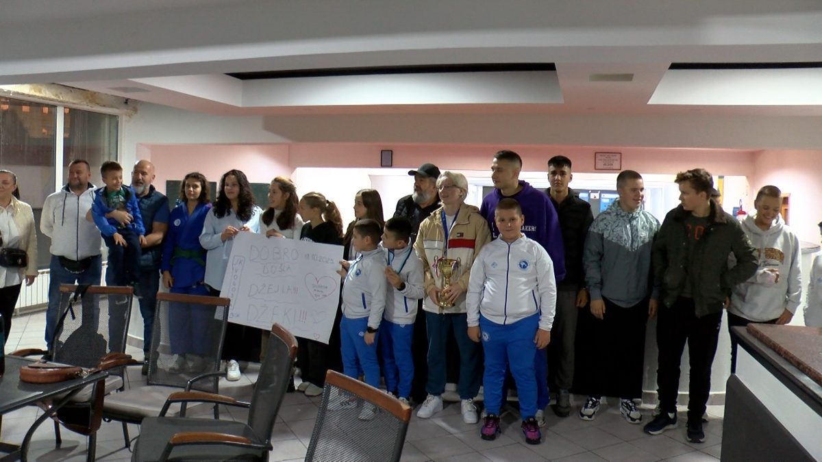 ČLANOVI JUDO KLUBA „VOGOŠĆA” PRIREDILI SVEČANI DOČEK ZA DŽEJLU KOŽLJAK KOJA JE NA BALKANSKOM PRVENSTVU U ALBANIJI OSVOJILA ZLATO