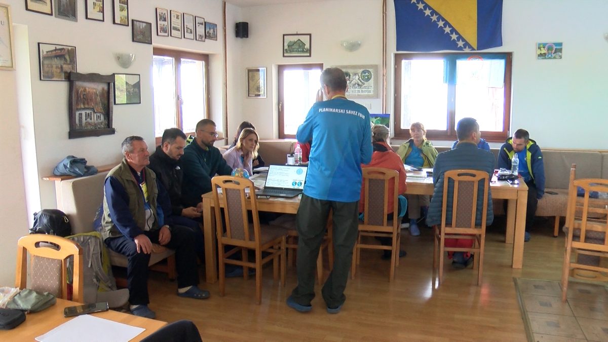 U PLANINARSKOM DOMU NA MOTKI ODRŽAN SEMINAR ZA PLANINARSKE VODIČE