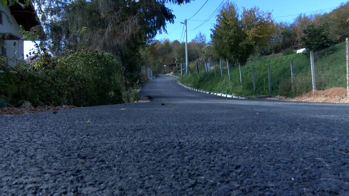 OTPOČELO ASFALTIRANJE ULICA SUADA HASANOVIĆA I KRIVOGLAVCI I