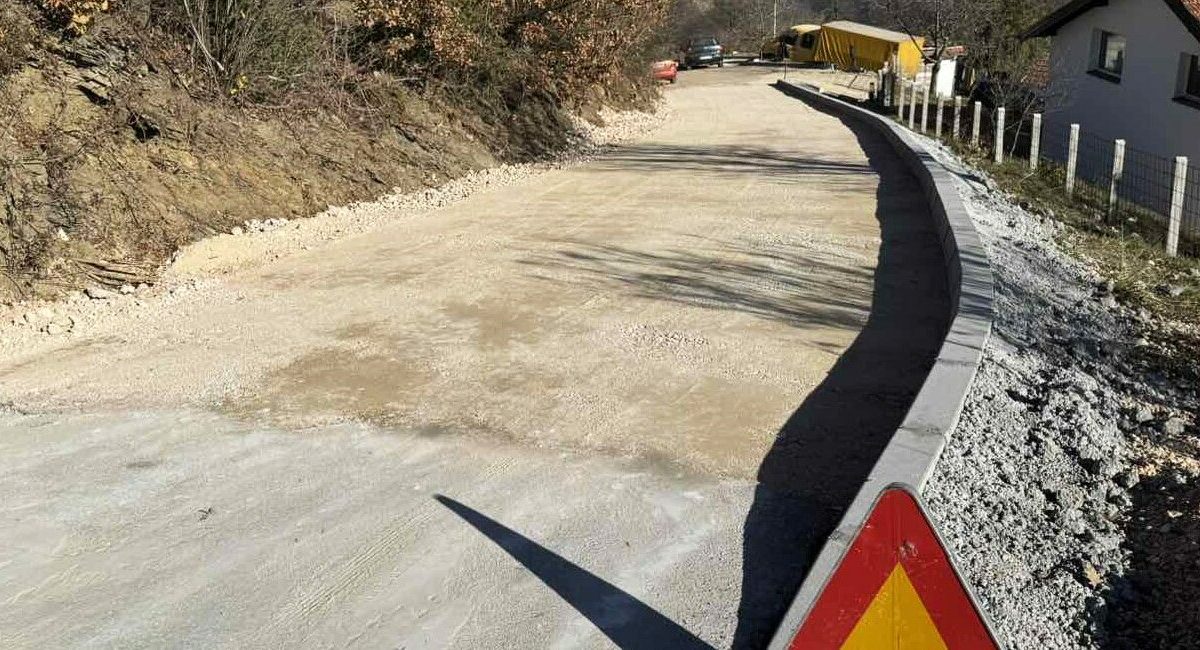OTPOČINJE ASFALTIRANJE DIJELA ULICE LJETOVIK