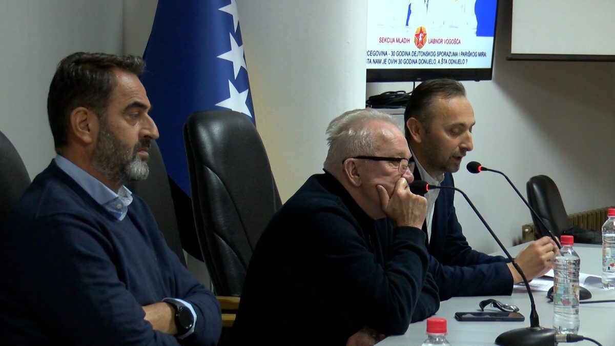 U VOGOŠĆI ODRŽANA PANEL DISKUSIJA – 30 GODINA DEJTONSKOG SPORAZUMA I PARIŠKOG MIRA