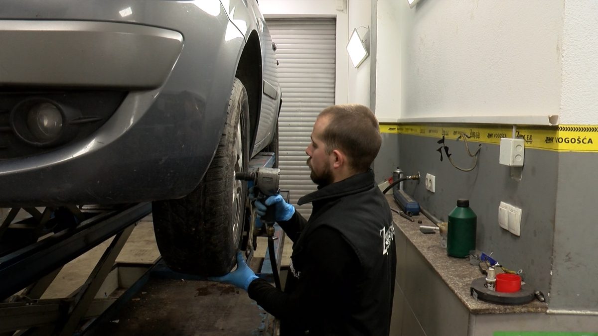 OD 1. NOVEMBRA OBAVEZNA ZIMSKA OPREMA – JESTE LI PRIPREMILI SVOJ AUTOMOBIL ZA ZIMU?