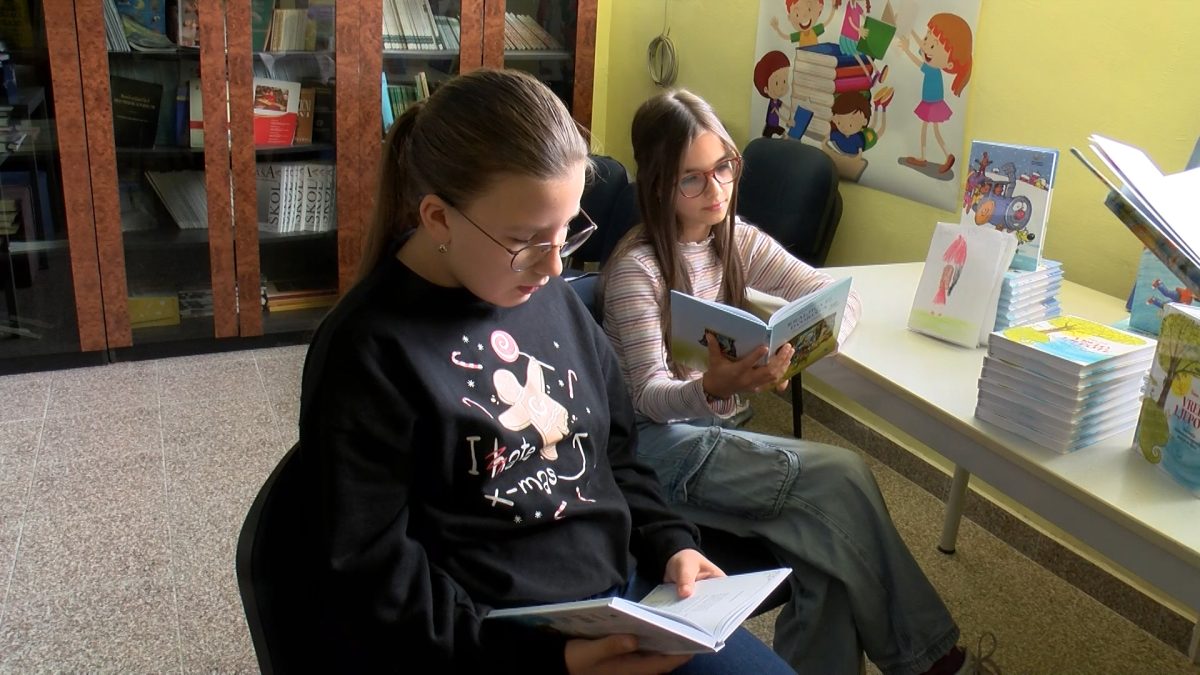 UČENICI OŠ „MIRSAD PRNJAVORAC“ ZARAĐENI NOVAC NA BAZARU POD NAZIVOM „JA INVESTIRAM U ZAJEDNICU“ ULOŽILI U ŠKOLSKU BIBLIOTEKU