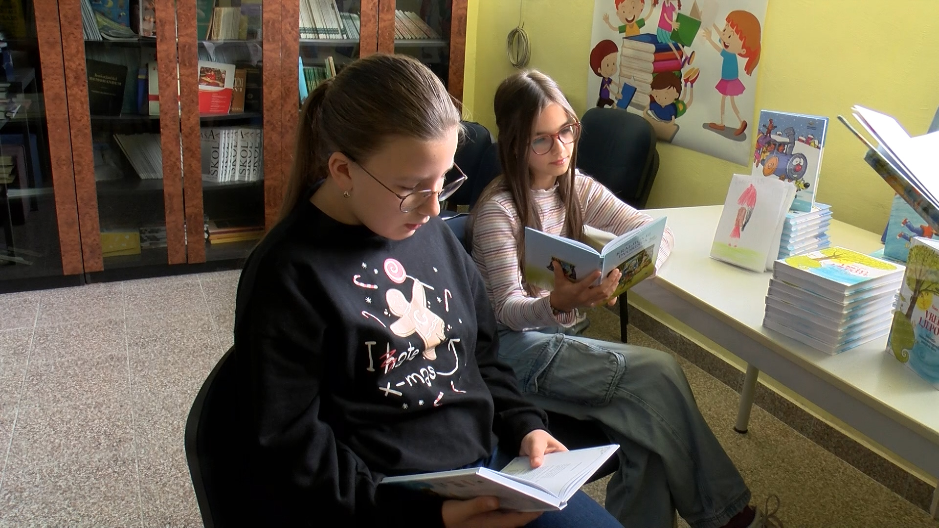 UČENICI OŠ „MIRSAD PRNJAVORAC“ ZARAĐENI NOVAC NA BAZARU POD NAZIVOM „JA INVESTIRAM U ZAJEDNICU“ ULOŽILI U ŠKOLSKU BIBLIOTEKU