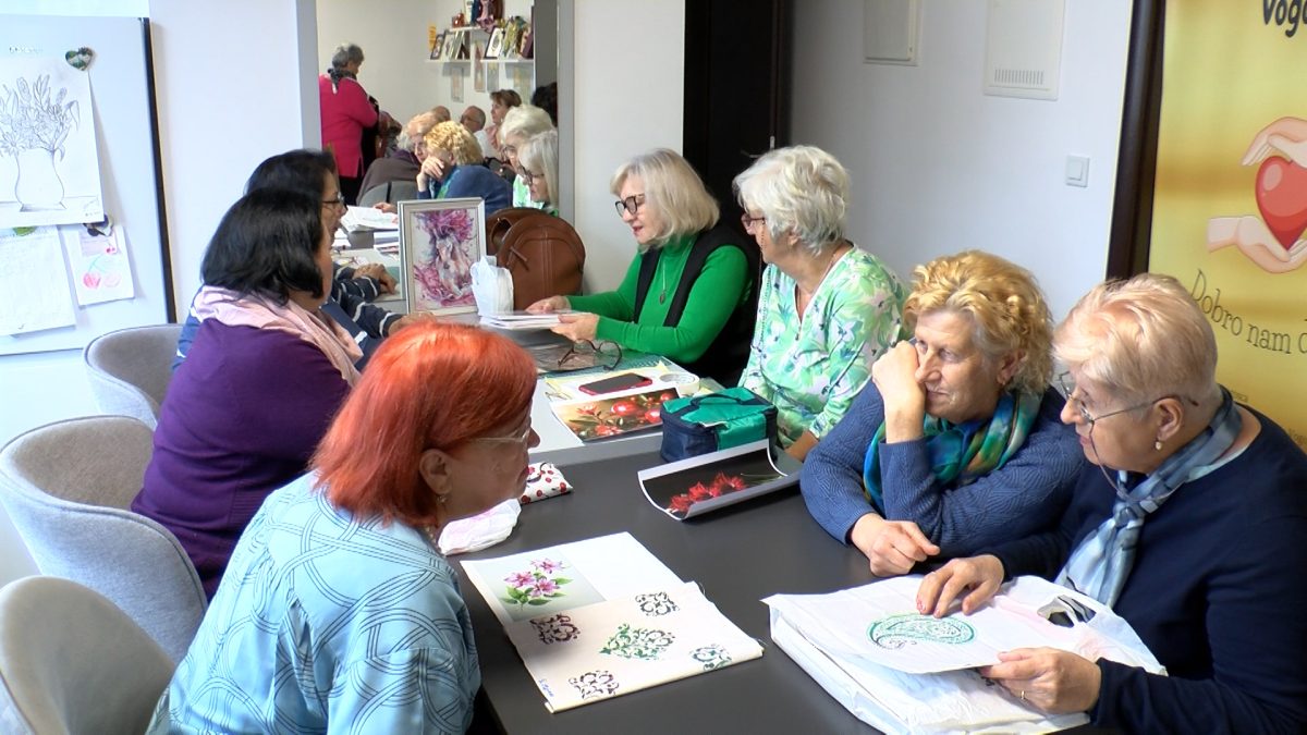 U CENTRU ZA ZDRAVO STARENJE VOGOŠĆA POČELA S RADOM NOVA RADIONICA „SLIKANJE NA TKANINI”