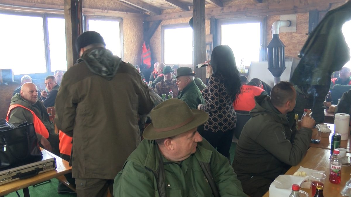 U PRELIJEPOM PRIRODNOM AMBIJENTU LOKALITETA GRABLJIVA NJIVA ČLANOVI LOVAČKOG DRUŠTVA “LANE” ORGANIZOVALI DURUŽENJE ZA LOVCE I GOSTE