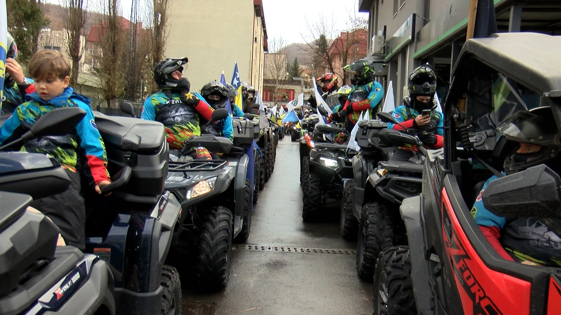 POVODOM DANA DRŽAVNOSTI BIH ČLANOVI ATV KLUBA „MOTKA“ PRODEFILOVALI VOGOŠĆANSKIM ULICAMA