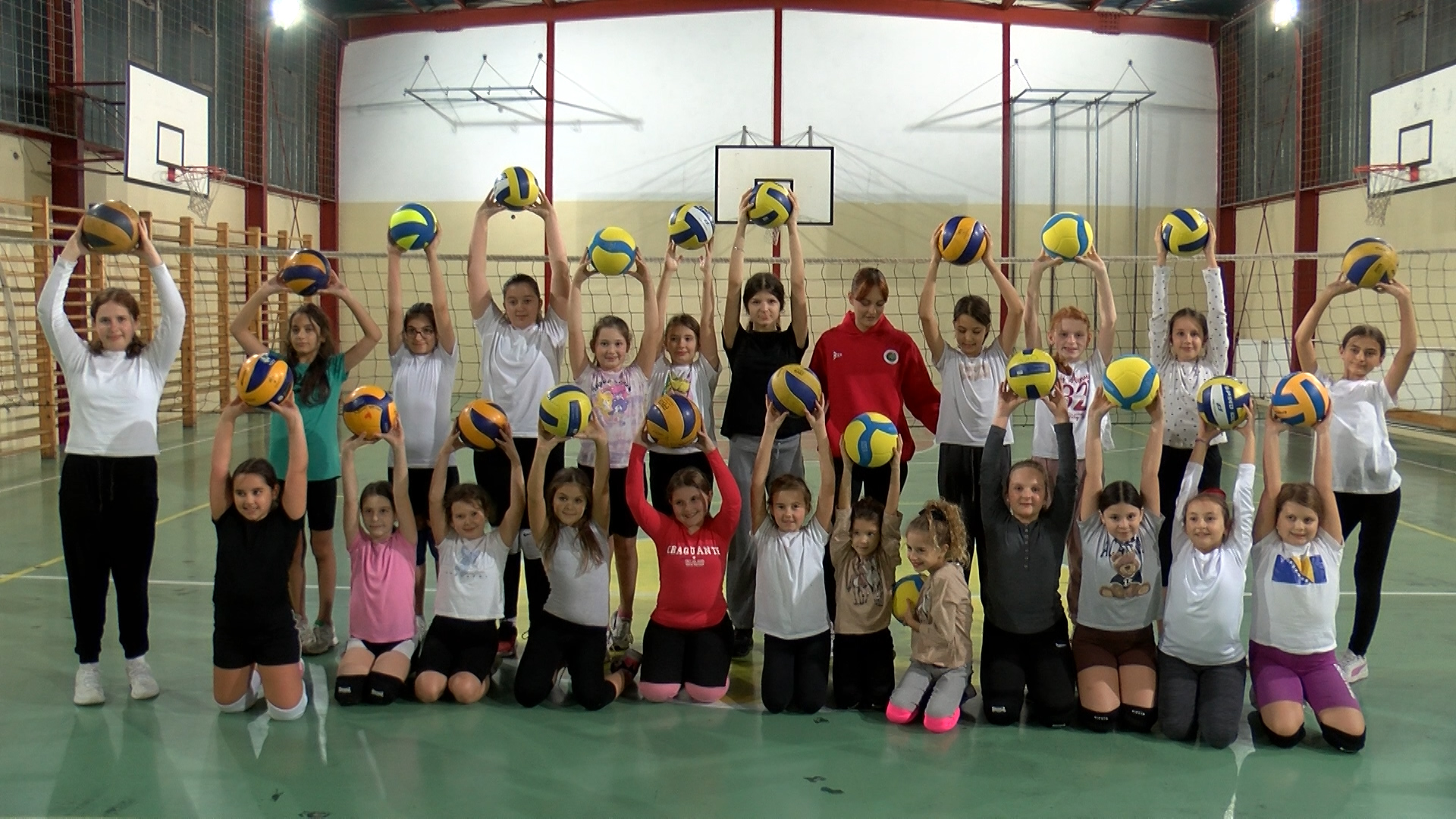 ŠKOLA ODBOJKE OKUPLJA VELIKI BROJ DJEVOJČICA