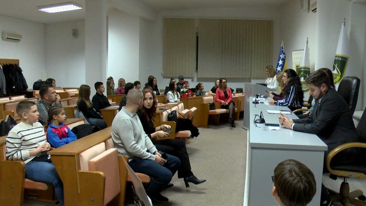 NAJBOLJI LITERARNI RAD NA TEMU “ZEMLJO TISUĆLJETNA” NAPISAO EMELIN MACIĆ
