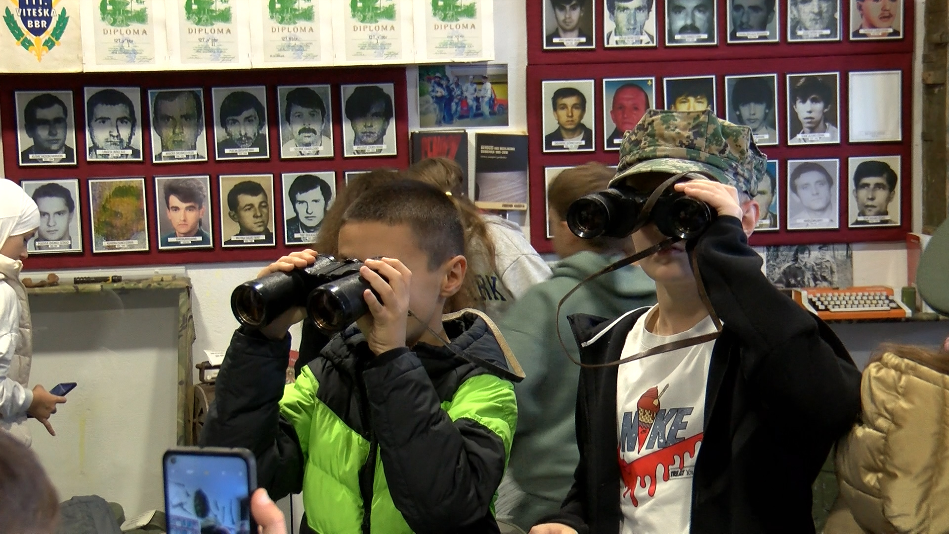 UČENICI OŠ “MIRSAD PRNJAVORAC” POSJETILI SPOMEN SOBU ŠEHIDIMA I POGINULIM BORCIMA