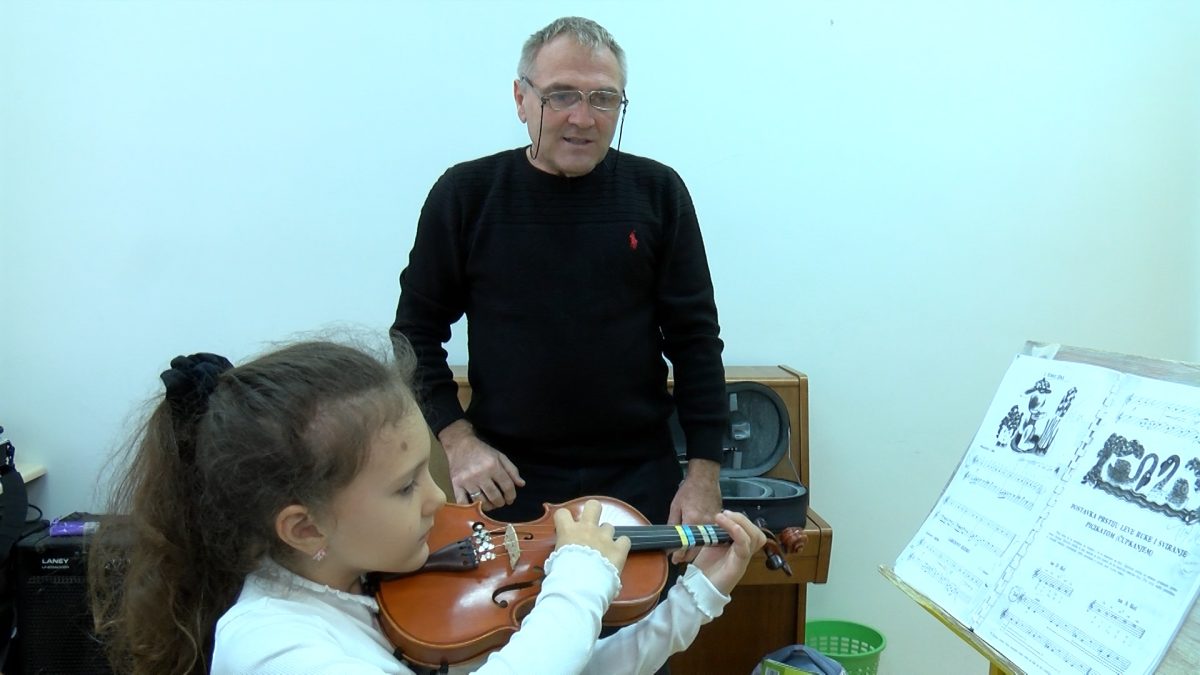 PREDSTAVLJAMO ODSJEK VIOLINE U OMŠ “MLADEN POZAJIĆ” U VOGOŠĆI