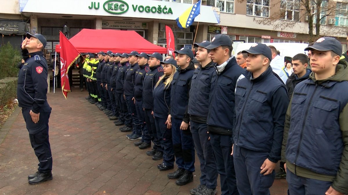 PODIZANJEM ZASTAVE, INTONIRANJEM HIMNE I DEFILEOM VOZILA VD „VOGOŠĆA“ SVEČANO OBILJEŽILO DAN DRŽAVNOSTI BiH