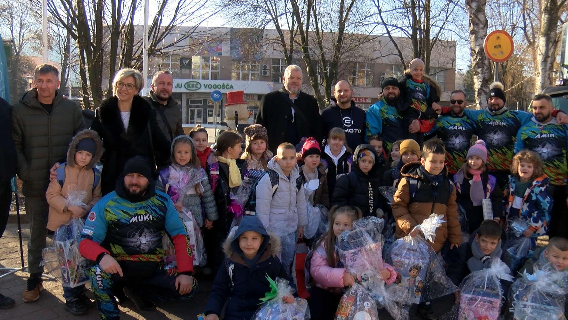 RADOST ZA NAJMLAĐE: ATV KLUB „MOTKA” DAROVAO UČENIKE OSNOVNIH ŠKOLA U VOGOŠĆI