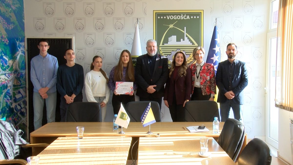NAČELNIK MIGDAD HASANOVIĆ UPRILIČIO PRIJEM ZA UČENIKE SREDNJOŠKOLSKOG CENTRA VOGOŠĆA KOJI SU OSTVARILI DRUGO MJESTO NA IDEATHONU