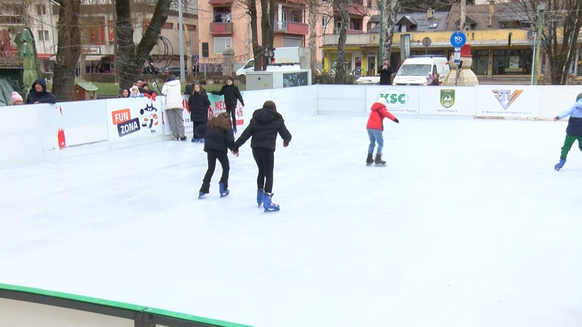 NA TRGU BRANILACA VOGOŠĆE SVEČANO OTVORENO KLIZALIŠTE