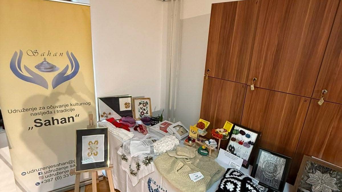 UDRUŽENJE “SAHAN” MEĐU UČESNICIMA IZLOŽBE “ŽENSKI OTISCI” U ARHIVU BIH