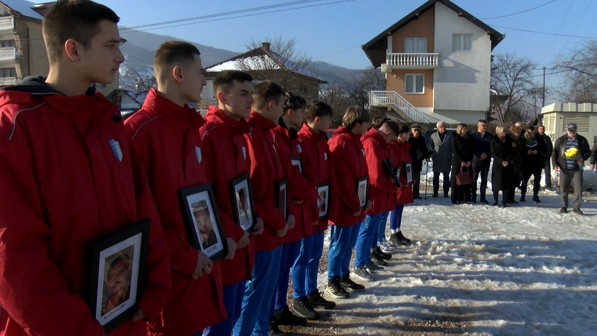 POLAGANJEM CVIJEĆA NA STADIONU NK “OZREN” POČELA MANIFESTACIJA “11 ZLATNIH”