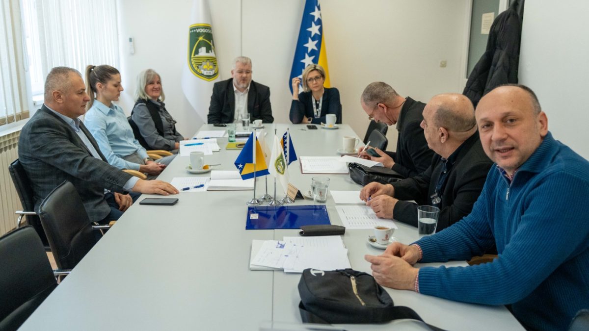 NAČELNIK HASANOVIĆ ODRŽAO SASTANAK S DIREKTORIMA VOGOŠĆANSKIH OSNOVNIH ŠKOLA