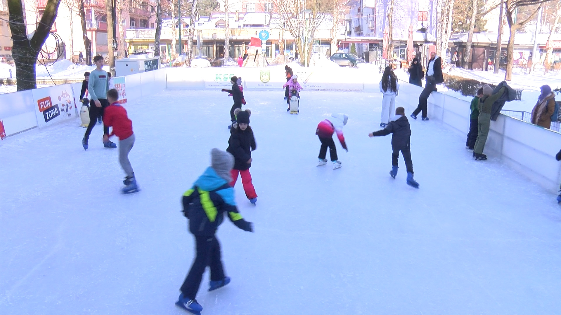 KLIZALIŠTE U VOGOŠĆI DONOSI RADOST I IGRU TOKOM ZIMSKOG RASPUSTA