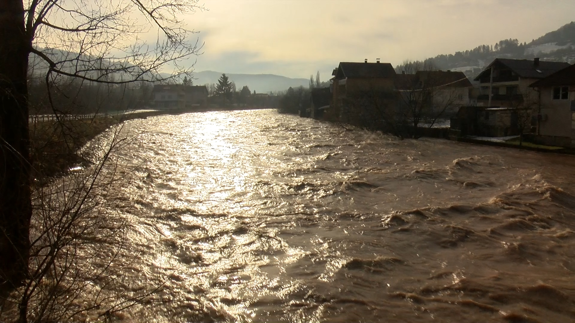 ZBOG OBILNIH PADAVINA CIVILNA ZAŠTITA OPĆINE VOGOŠĆA NOĆ PROVELA NA TERENU, VODOSTAJI U OPADANJU