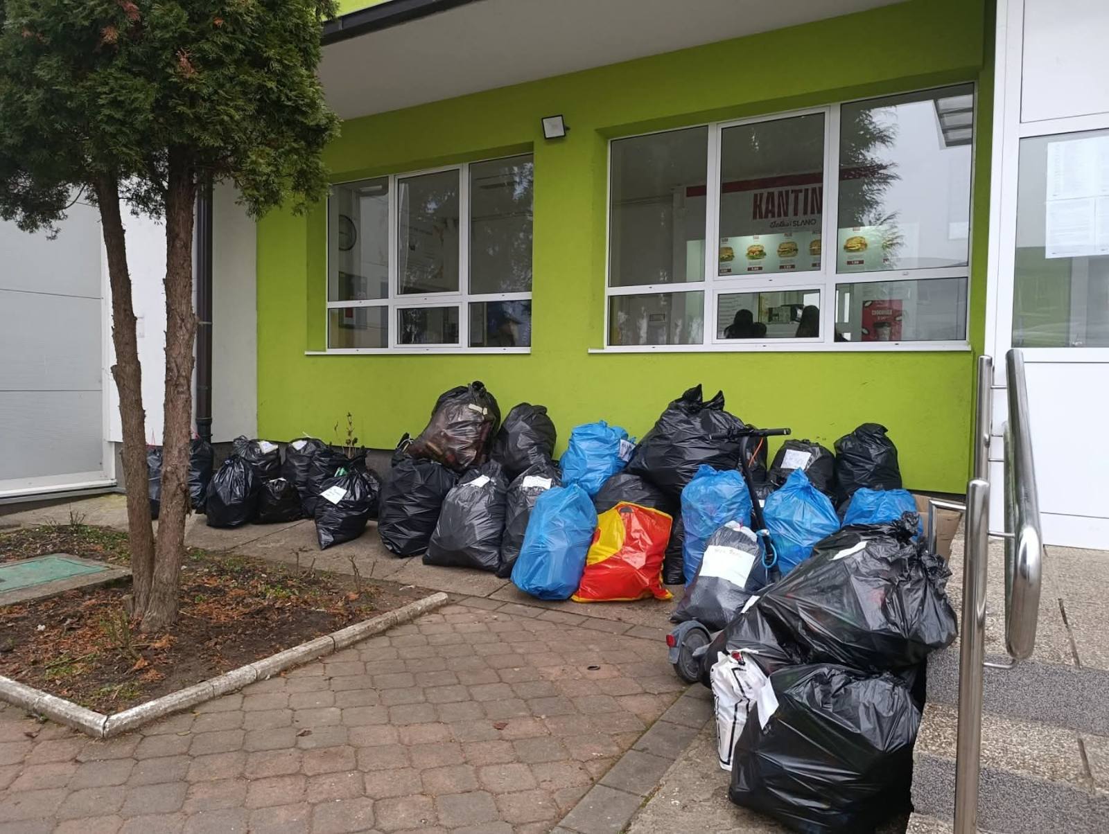 UČENICI OŠ “MIRSAD PRNJAVORAC” SPOJILI EKOLOGIJU I HUMANOST U AKCIJI “RECIKLIRAJ – PODRŽI ŽIVOT”